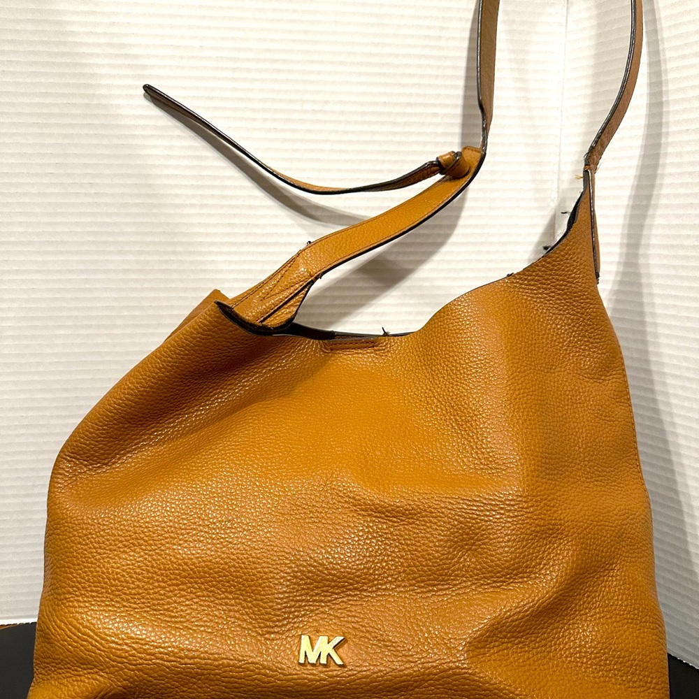 MCHAEL KORS hobo shoulder handbag color ; brown caramel